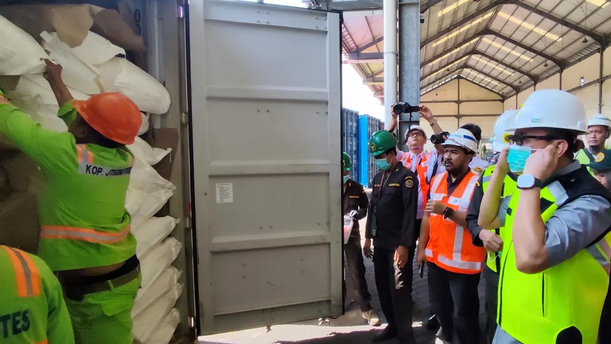Balai Karantina Hewan, Ikan, dan Tumbuhan Jawa Tengah menggagalkan pemasukan satu kontainer tepung kedelai impor asal China di Pelabuhan Tanjung Emas Semarang.  (FOTO: M Hariyanto/Jawa Pos Radar Semarang)