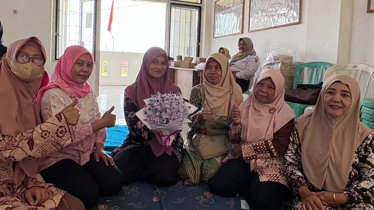 BERNILAI EKONOMI : Ibu ibu PKK Desa Setono memanfaatkan barang bekas hasil pilah sampah menjadi barang bernilai ekonomi. (SALWA NAJAHA/JAWA POS METRO PEKALONGAN)