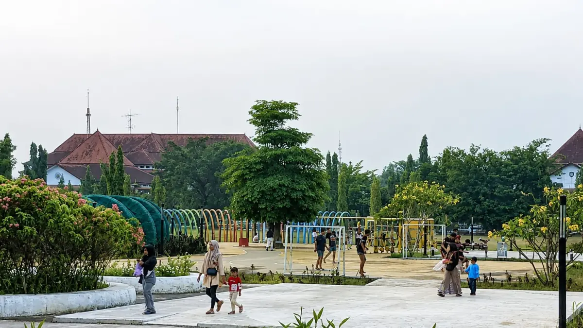 DESTINASI WISATA MURAH : Banyak keluarga menghabiskan waktu bersama menjelang matahari terbenam di Taman Alun-Alun Kajen, Kabupaten Pekalongan. (LAILATUS SYARIFAH/JAWA POS METRO PEKALONGAN)