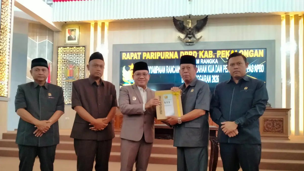 PARIPURNA: Plt. Bupati Pekalongan Sukirman menyerahkan dokumen KUA-PPAS kepada pimpinan DPRD Kabupaten Pekalongan, Rabu (5/8/2026). 