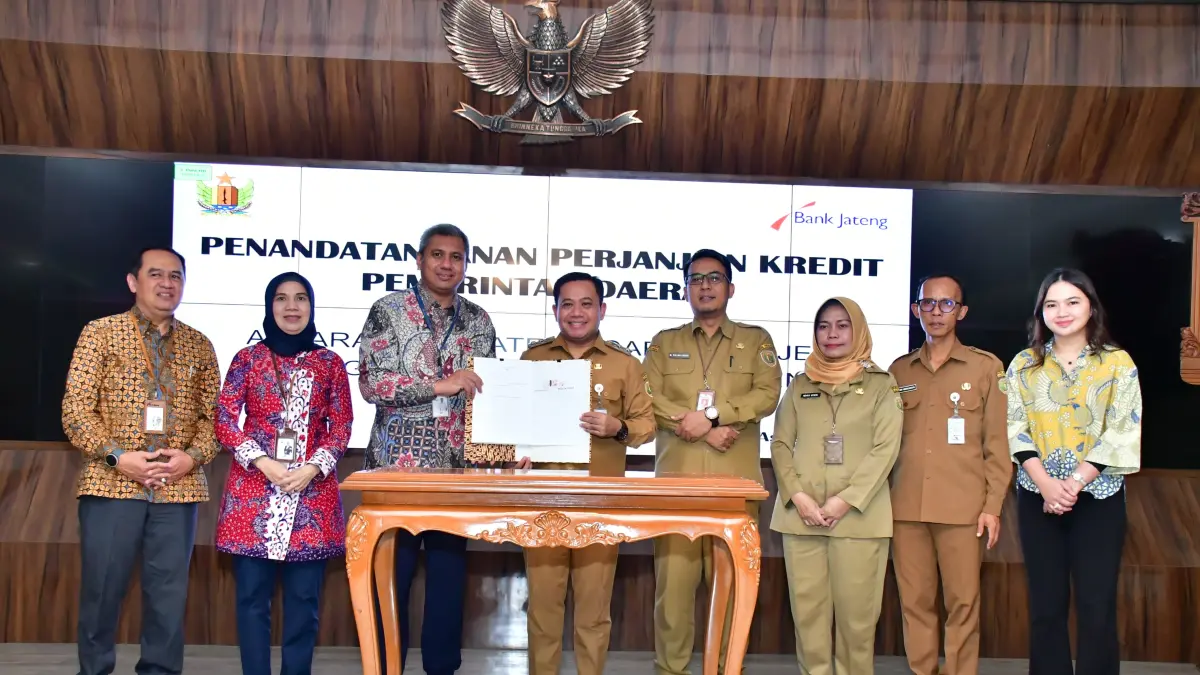 SINERGI: Pemkab Pekalongan dan Bank Jateng menandatangani perjanjian kredit untuk membangun RSUD Kraton. (Dok. Prokompim Kabupaten Pekalongan)