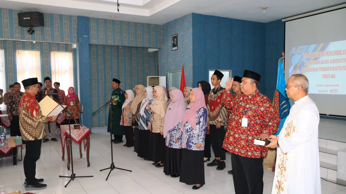 SUMPAH : Sejumlah Kepsek SMPN baru dan pejabat fungsional saat dilantik oleh Walikota Pekalongan H.A. Afzan Arslan Djunaid atau Aaf di Aula Dinas Pendidikan Kota Pekalongan, Kamis (6/8/2026).(Lutfi Hanafi/Jawa Pos Metro Pekalongan)