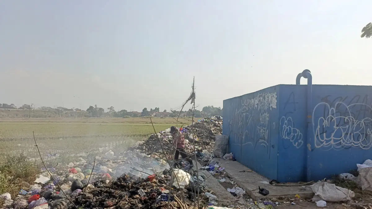 WARGA TERGANGGU : Tumpukan sampah di sekitar Tempat Pengolahan Sampah Reduce, Reuse, Recycle (TPS 3R) Watusalam, Kota Pekalongan, semakin parah. (SALWA NAJAHA/JAWA POS METRO PEKALONGAN)