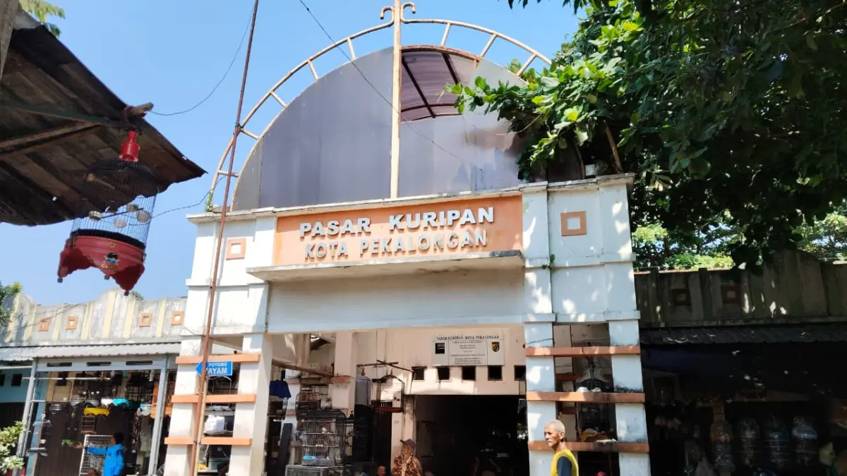 WISATA BELANJA : Pasar Senggol di Kelurahan Kuripan, Kecamatan Pekalongan Selatan, khusus  menjajakan beragam barang bekas, ikan hias, unggas, hingga aneka satwa peliharaan dengan harga terjangkau. (MOCH. FALAHUDDIN/JAWA POS METRO PEKALONGAN) 