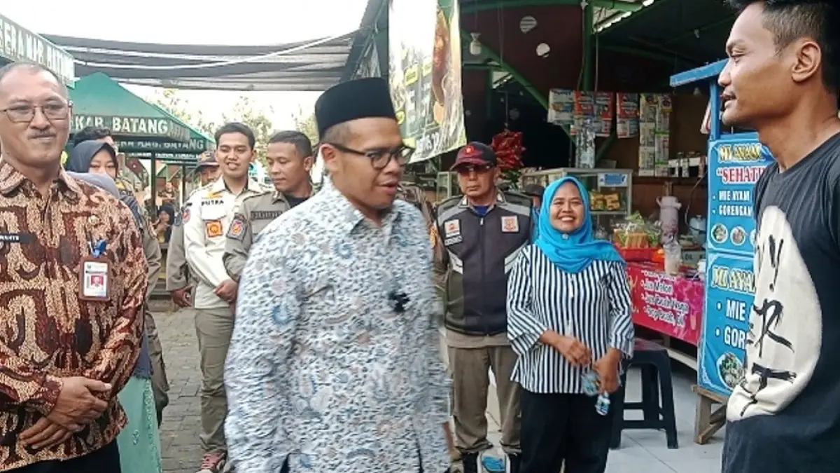 BANTUAN: Bupati Batang M. Faiz Kurniawan memberikan bantuan kepada pedagang PKL di Pujasera Batang.