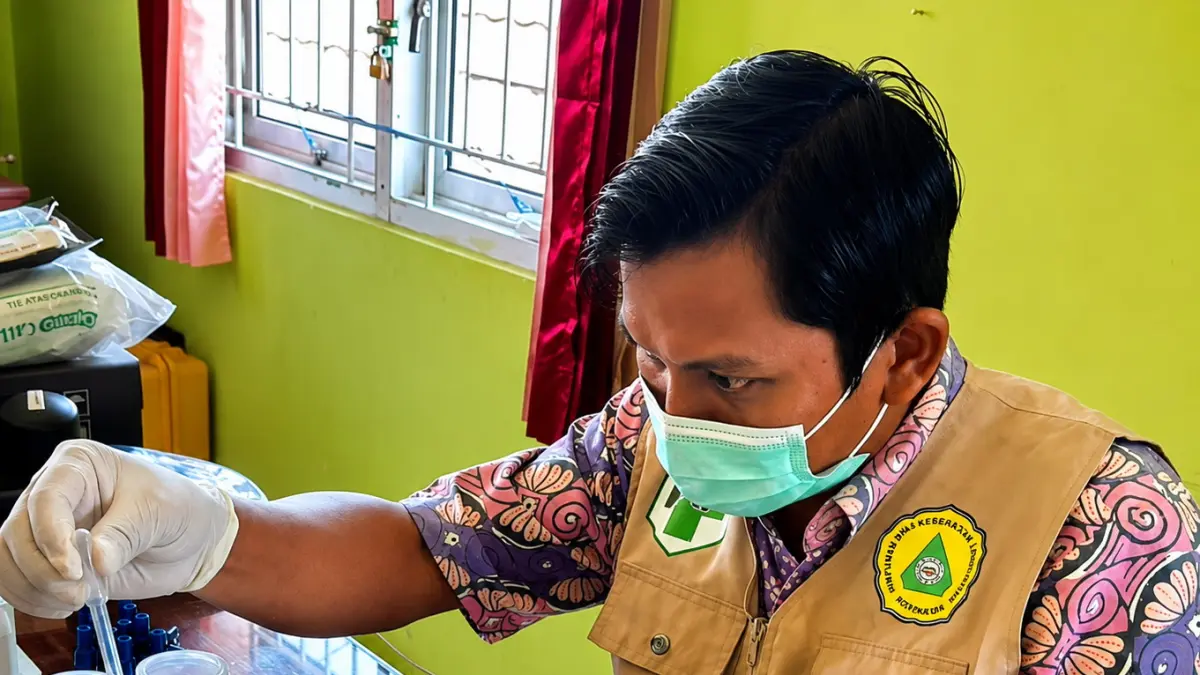 CEK KUALITAS AIR : Tim Surveilans Kualitas Air Minum Rumah Tangga saat mengecek salah satu sampel air dari warga yang sudah dikumpulkan sejak beberapa waktu kemarin.(IST)