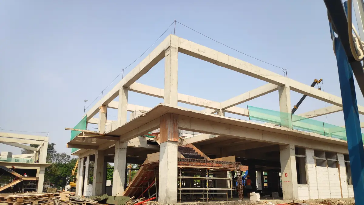 NAMPAK GEDUNG ; Pekerja proyek saat membangun gedung baru di Kompleks Pemkot Pekalongan, yang kini sudah tahap pemasangan atap dan dinding, pada Jumat (7/8/2026).(Lutfi Hanafi/Jawa Pos Metro Pekalongan)