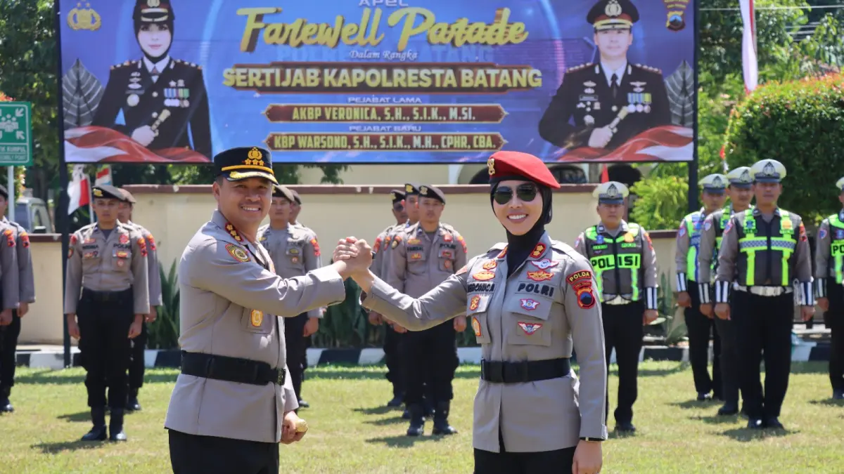 PENINGKATAN: Kapolres lama saat berjabat tangan dengan Kapolresta Batang baru.
