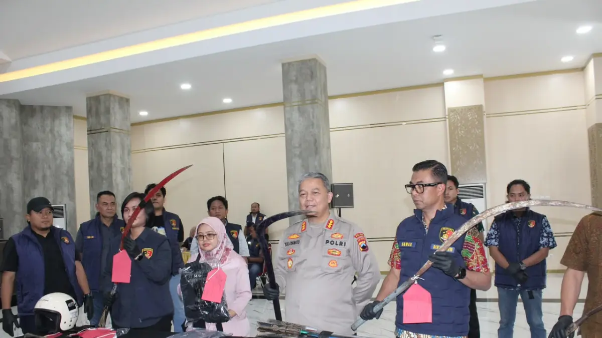 Polisi mengamankan sejumlah barang bukti pelaku tawuran yang terjadi di wilayah Mangkang Kota Semarang (ist)