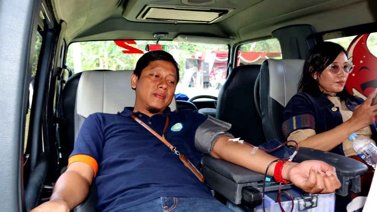 DONOR MOBILE : Selain donor di layanan PMI, petugas juga rajin menggelar donor mobile agar stok darah di Kota Pekalongan aman. (Lutfi Hanafi/Jawa Pos Metro Pekalongan)