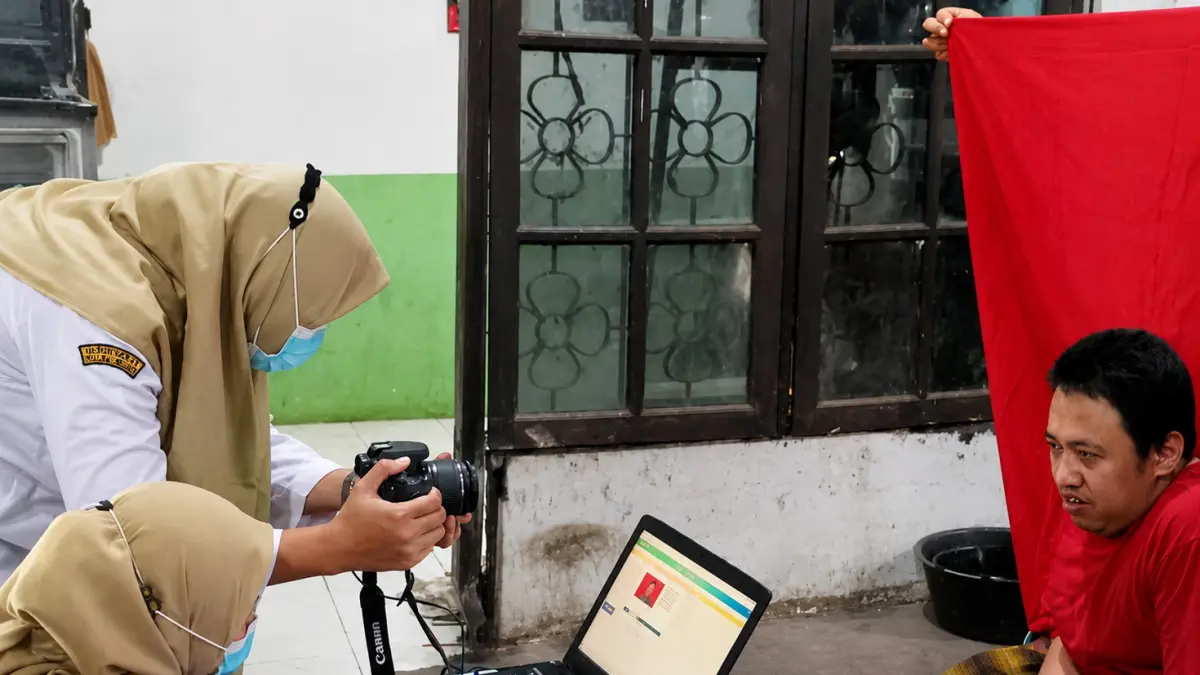 REKAM DATA : Tim Disdukcapil Kota Pekalongan saat melakukan perekaman data bagi warga disabilitas untuk pembuatan E Ktp di rumah warga beberapa Waktu kemarin.(ist)