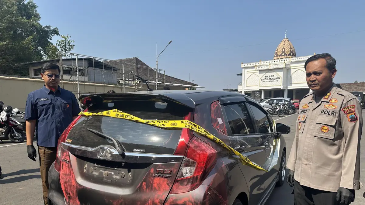 KENDARAAN KORBAN: Kapolres Semarang AKBP Heru Dwi Purnomo dan Kasat Reskrim Polres Semarang AKP Bodia Teja Lelana saat menunjukan barang bukti kasus pencurian dengan kekerasan di Mapolres Semarang. (Foto : Maria&nbsp;Novena/Jawa Pos Radar Semarang)