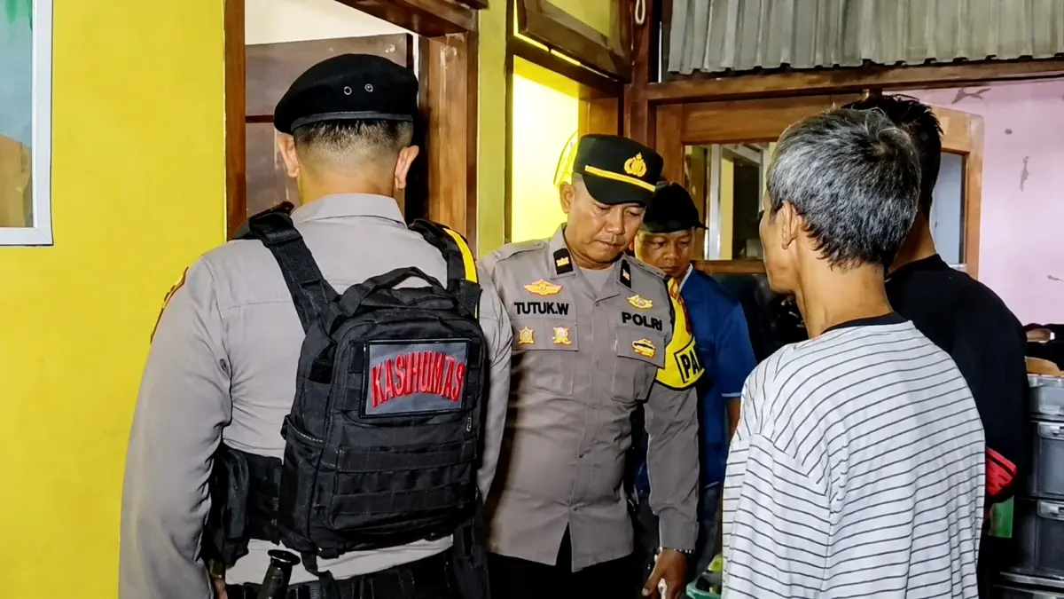 OLAH TKP : Sejumlah anggota Polres Pekalongan Barat saat olah TKP rumah di Binagriya yang diduga dijarah orang, pada Minggu malam (9/8/2026).(IST)