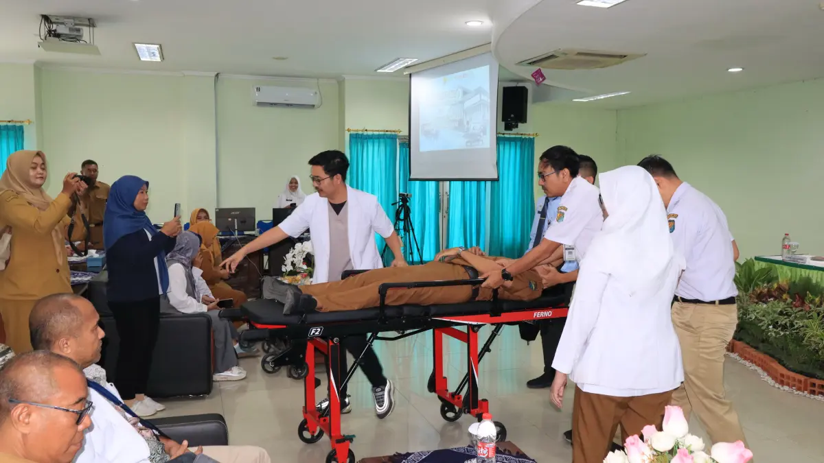 SIMULASI : Tim RSUD Bendan saat simulasi perawatan pasien yang tiba-tiba jatuh sakit di Aula setempat, Senin (10/8/2026).(Lutfi Hanafi/Jawa Pos Metro Pekalongan)