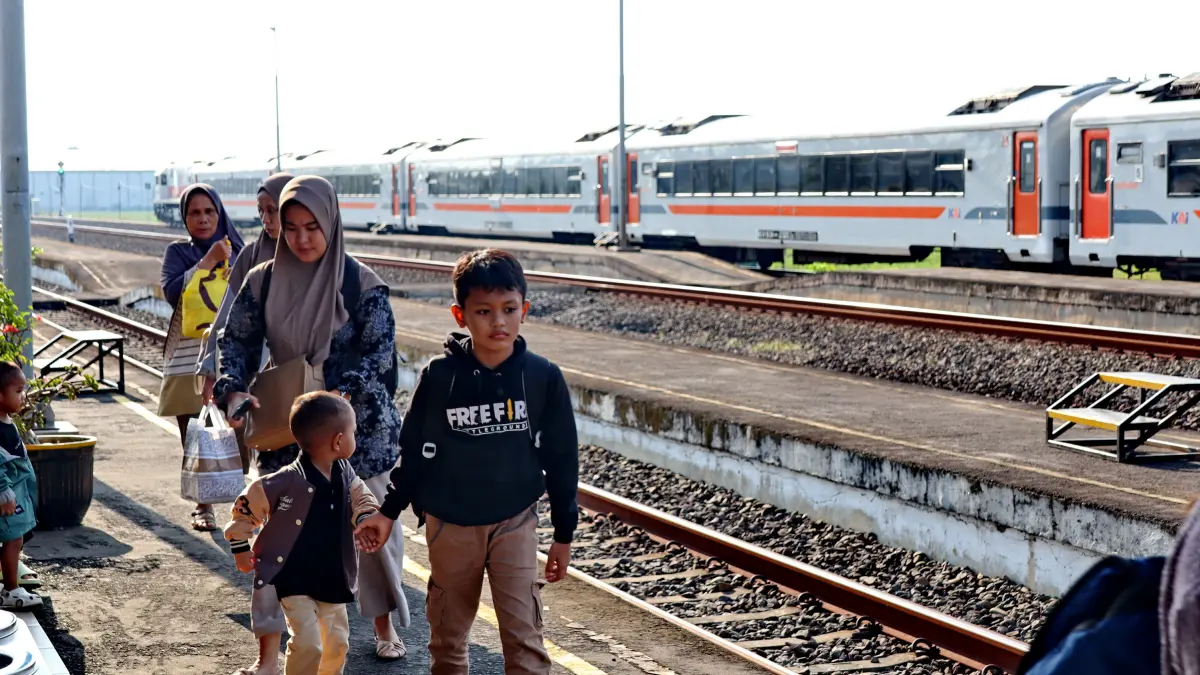 TUNGGU PENUMPANG - KA Kaligung salah satu andalan DAOP 4 Semarang saat berhenti menurunkan dan menaikkan penumpang di stasiun Batang baru -baru ini.(Lutfi Hanafi/Jawa Pos Metro Pekalongan)
