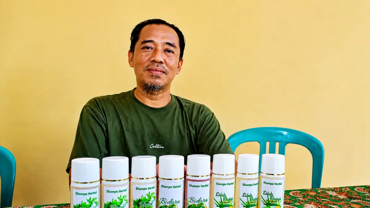 TUNJUKKAN PRODUK : Produk Shampo herbal hasil olahan Urban Farming Nawasena siap dipasarkan dengan berbagai macam bahan baku dan khasiat.(IST)