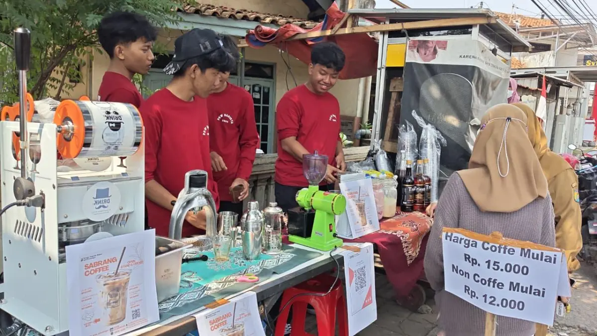 JUALAN KOPI : Peserta Pelatihan Barista SKB saat jualan kopi langsung, praktek hasil pelatihan, untuk membiasakan diri usaha, di depan Pasar Banyuurip, Senin (10/8/2026).(IST)