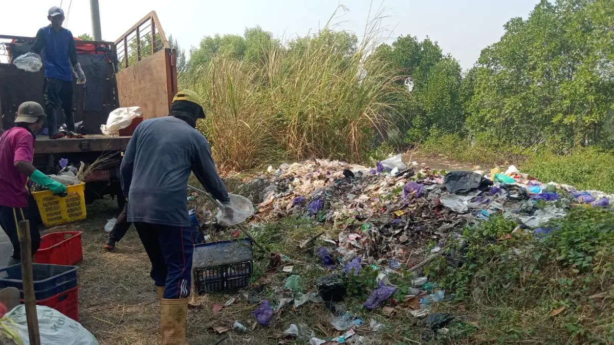 KEBERSIHAN: Petugas saat membersihkan sampah di jalur wisata Pantai Sigandu-Ujungnegoro.