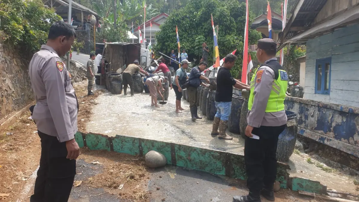 KECELAKAAN: Polisi dan warga berjibaku mengamankan getah pinus sambil menunggu evakuasi truk, di ruas Jalan Cembang, Kecamatan Lebakbarang, Kabupaten Pekalongan, Selasa (11/8/2026).