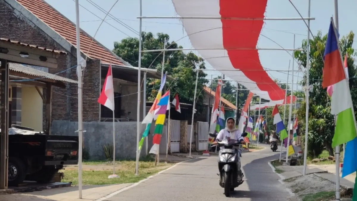 KEMERDEKAAN: Kondisi bendera merah-putih yang terbentang di atas jalan Denasri Kulon