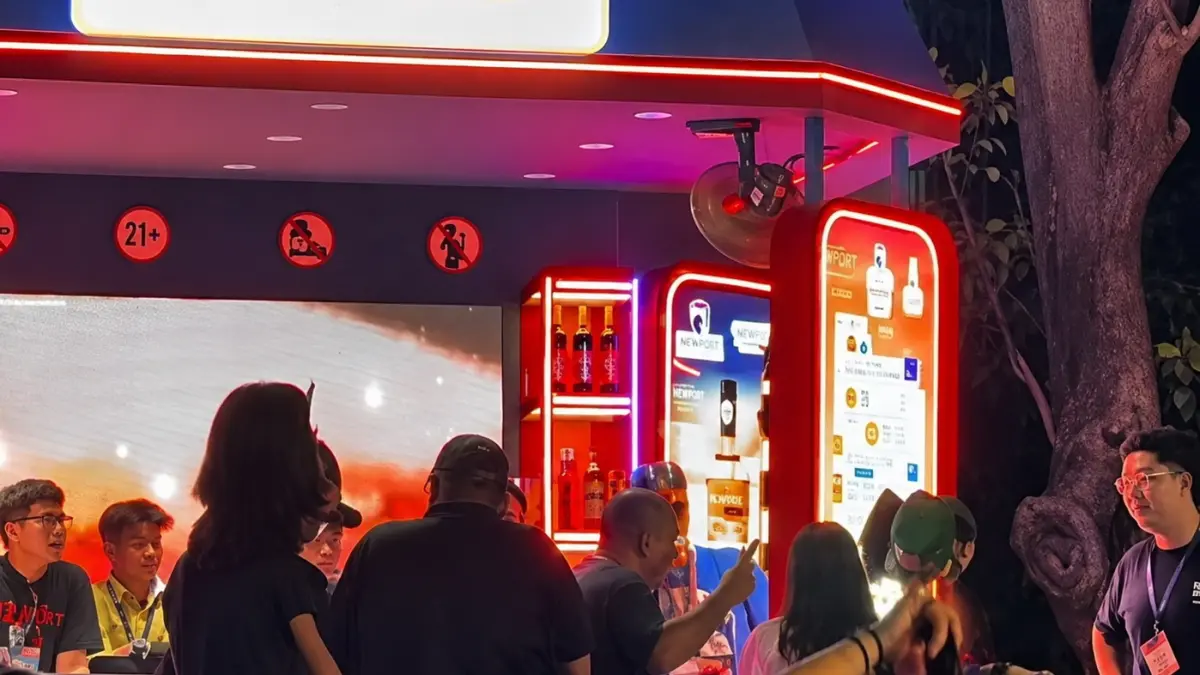 PELECEHAN - Sejumlah pengunjung festival musik saat menggelar game hafalan Al Quran dengan hadiah minuman keras di salah satu both sponsor event.(ist)