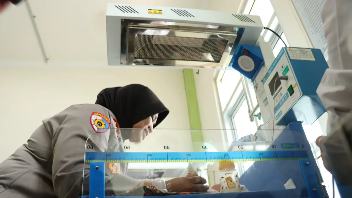 RAWAT : Bayi laki-laki saat awal dirawat usai ditemukan di sekitar Terminal Bus Pekalongan pada pada Selasa (4/8/2026) lalu.(IST)