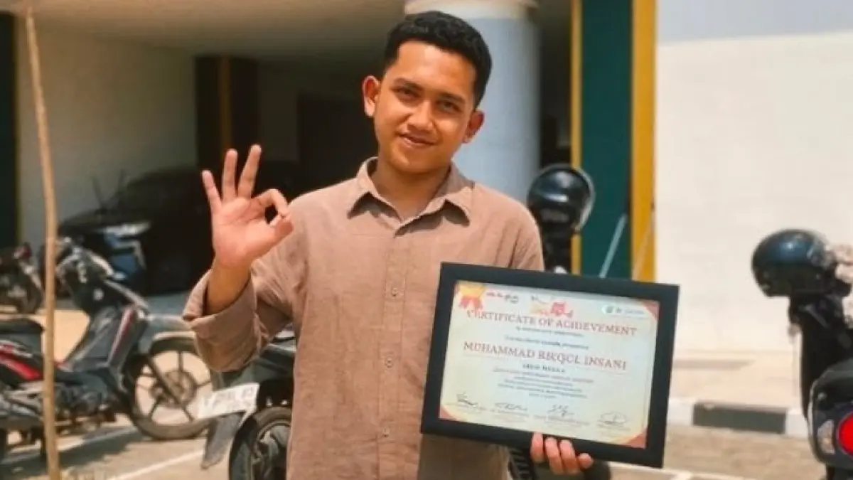 UKIR PRESTASI : Mahasiswa semester dua Program Studi (Prodi) Bimbingan Penyuluhan Islam (BPI), Universitas Islam Negeri (UIN) KH Abdurrahman Wahid (Gus Dur) Pekalongan, Muhammad Rifqul Insani berhasil menorehkan prestasi. (LAILATUS SYARIFAH/JAWA POS METRO PEKALONGAN)