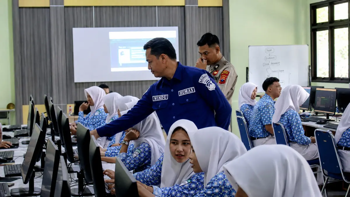 AJARI LANGSUNG : Anggota Polres Pemalang saat mengajari langsung siswa SMK Negeri 1 Pemalang terkait Ai di sekolah setempat, Rabu (5/8/2026).(IST)