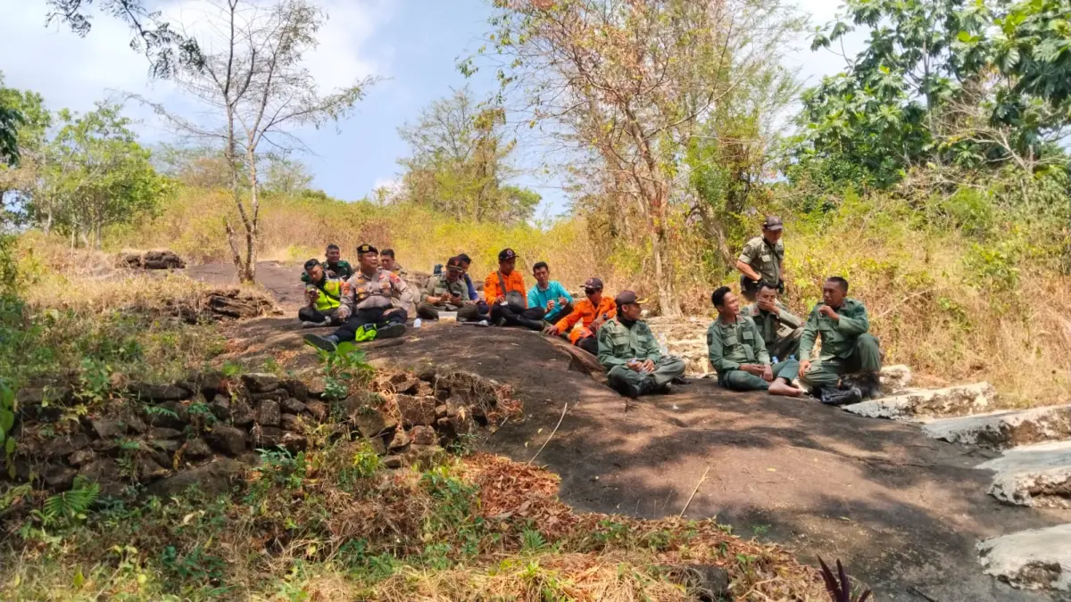 CEGAH KARHUTLA: Personel gabungan saat beristirahat di sela-sela patroli kawasan rawan karhutla di wisata Watu Ireng, Kabupaten Pekalongan, Selasa (11/8/2026).