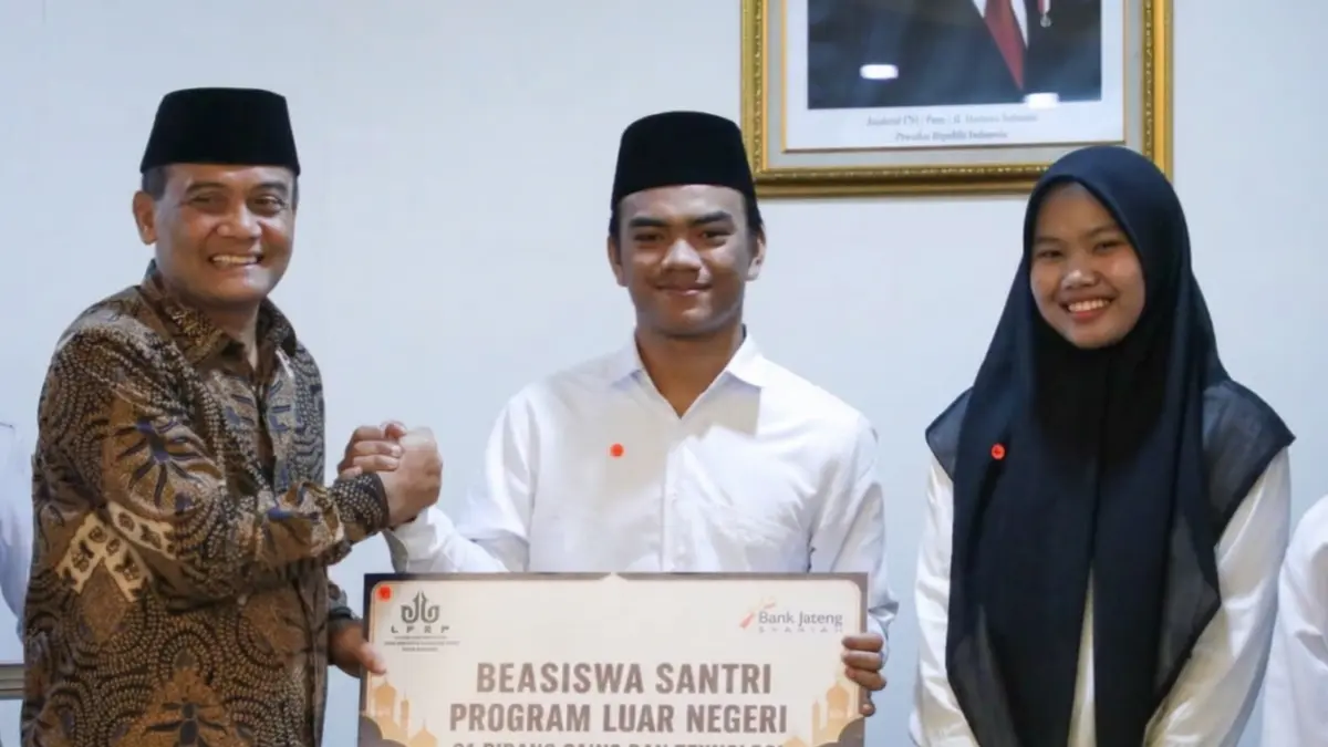 Gubernur Ahmad Luthfi hadir dalam Penyerahan dan Pembekalan Beasiswa Santri dan Pengasuh Pesantren Tahun 2026 di Gedung Merah Putih Semarang, Rabu, 12 Agustus 2026.