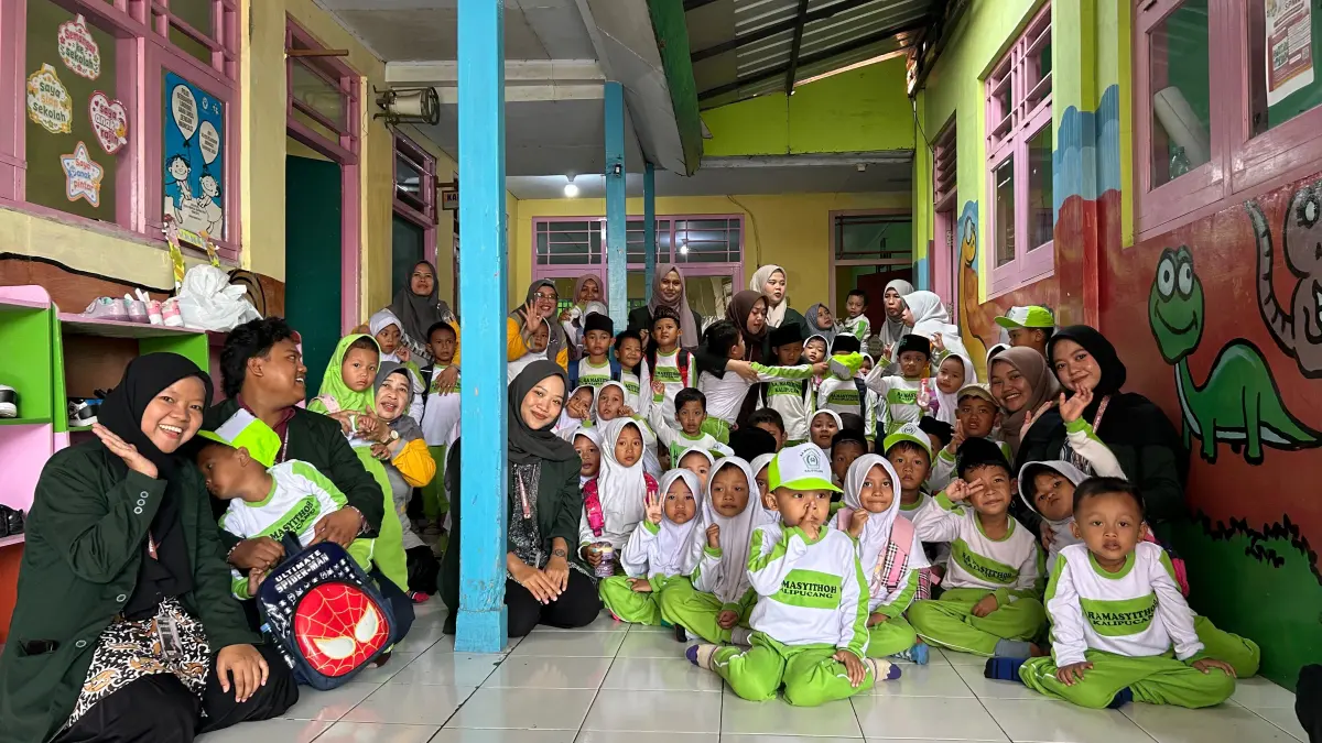KOMPAK : Mahasiswa KKN foto bersama tenaga pendidik dan anak-anak RA Masyithoh Kalipucang Kulon, Kabupaten Pekalongan, usai kegiatan edukasi pemilahan sampah, Sabtu 8 Agustus 2026. (LAILATUS SYARIFAH/JAWA POS METRO PEKALONGAN)