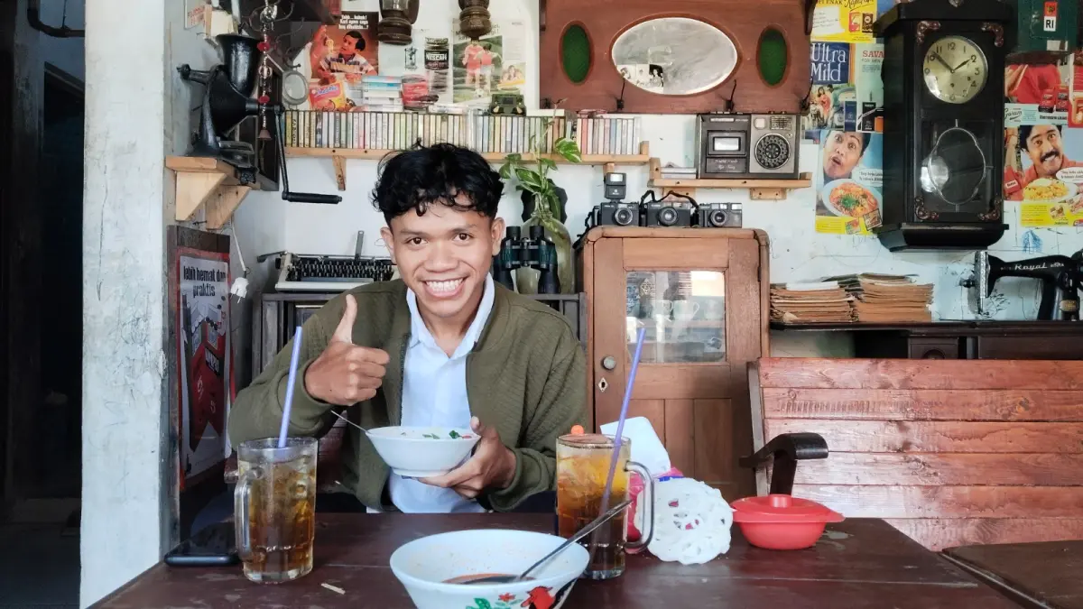 KULINER PEKALONGAN : Soto H Samsudin mempertahankan cita rasa khas dan suasana tempo dulu yang menjadi daya tarik bagi pecinta kuliner di Kota Pekalongan. (MOCH. FALAHUDDIN/JAWA POS METRO PEKALONGAN)