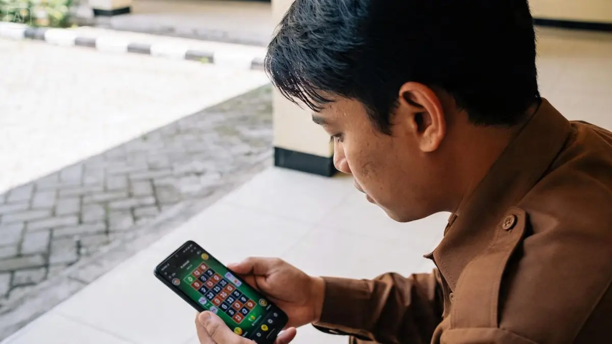 MAIN JUDOL : Ilustari pegawai yang sedang main judi online. (Ai by Onyengradar)