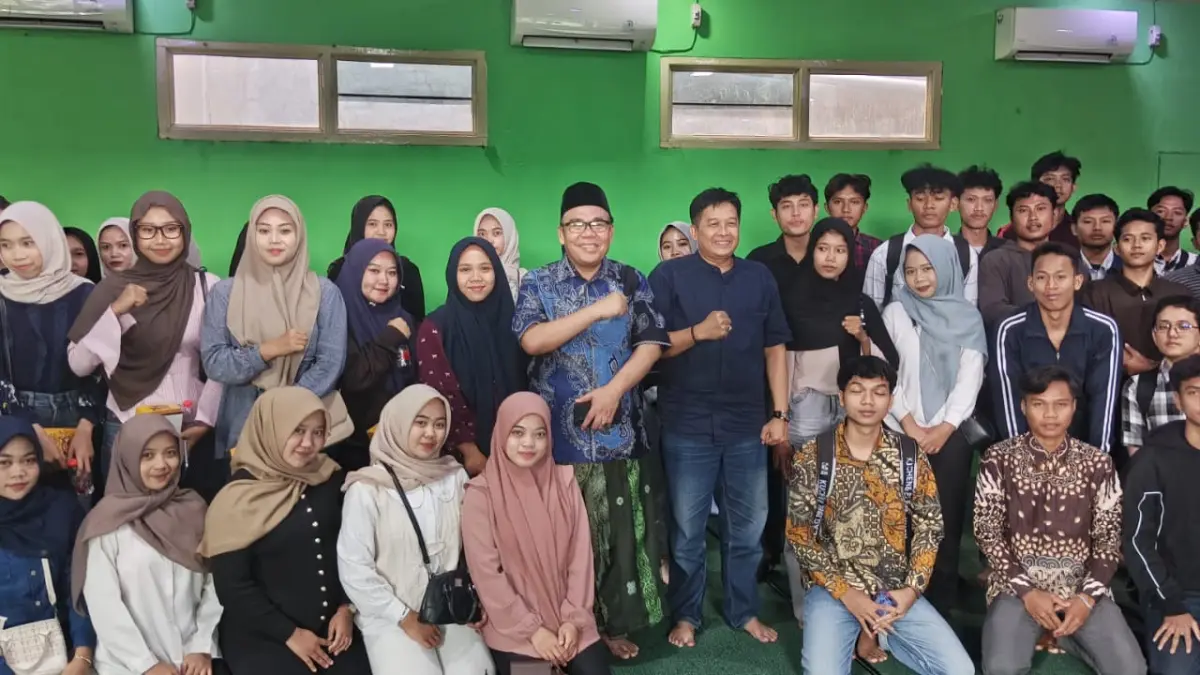 PARPOL: Ketua DPC PKB Kabupaten Pekalongan Asip Kholbihi di tengah-tengah 70-an anak muda peserta program akses kerja PKB. 