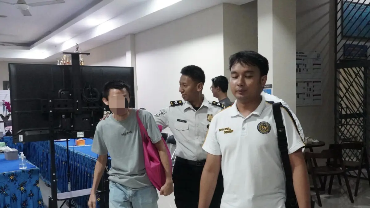 Seseorang Warga Negara Asing (WNA) Hongkong berinisial LCC dipulangkan ke negara asal.  