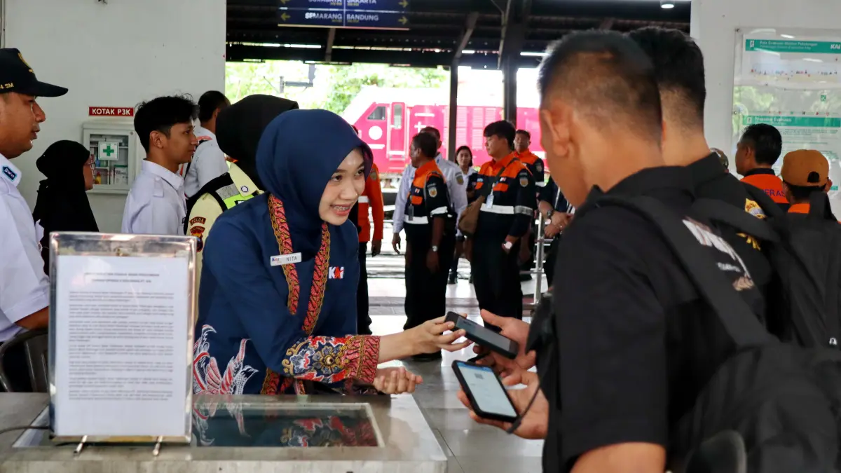 CEK TIKET : Petugas saat cek tiket kereta penumpang dengan ramah di pintu masuk Stasiun Pekalongan. (Lutfi Hanafi/Jawa Pos Metro Pekalongan)