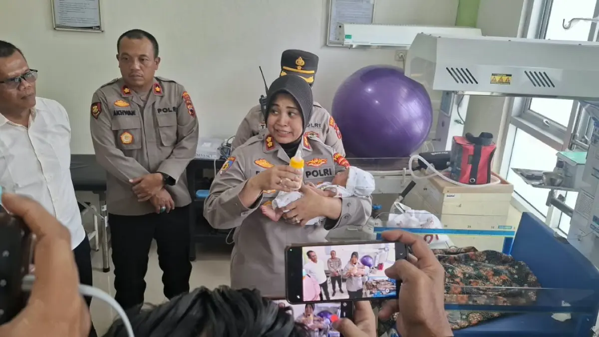 DIRAWAT : Bayi lelaki malang yang ditemukan di dekat terminal Bus Kota Pekalongan akan dirujuk untuk dirawat di panti Salatiga milik Dinsos.(Lutfi Hanafi/Jawa Pos Metro Pekalongan)