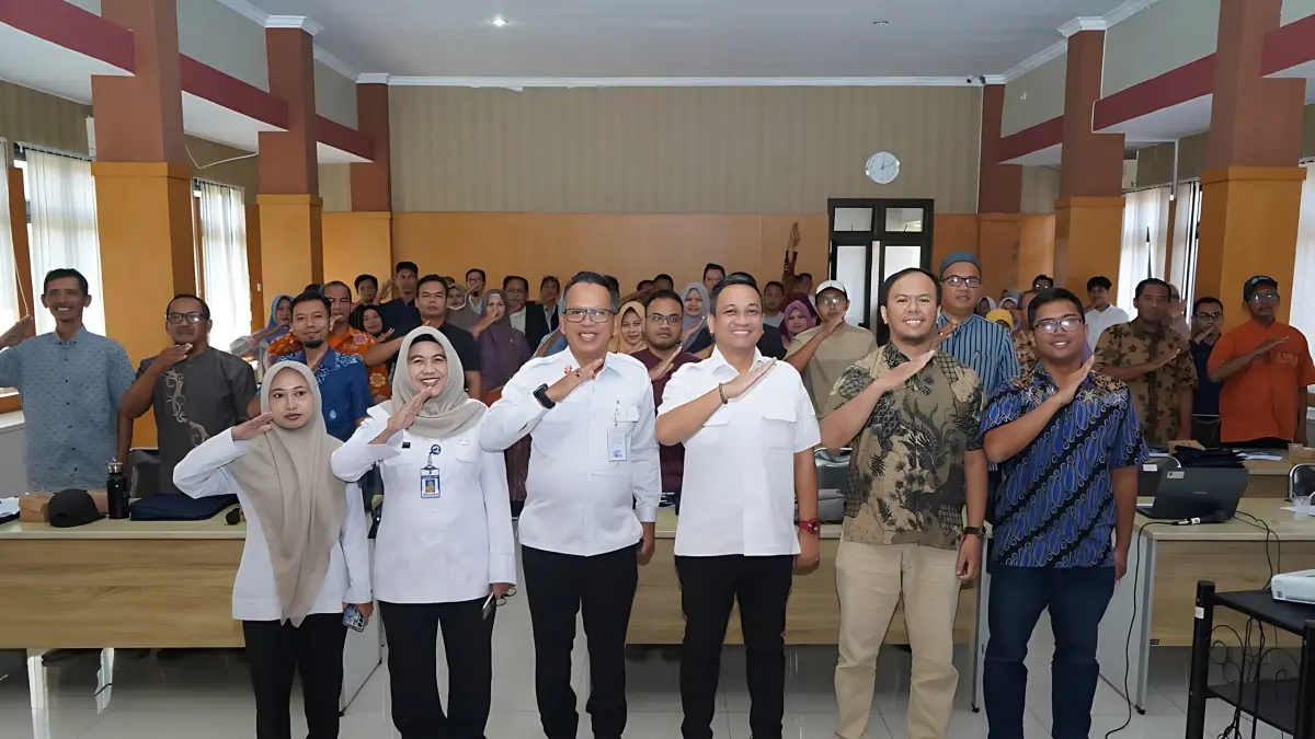 KOMPAK : Walikota Pekalongan Aaf saat berikan motivasi kepada peserta pelatihan strategi pemasaran dan digital marketing kepada pelaku UMKM di aula Dindagkop setempat.(IST)
