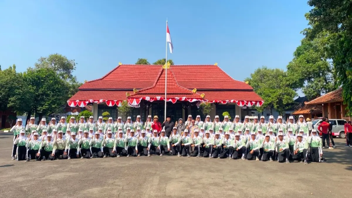 MOTIVASI: Ketua DPRD Kabupaten Batang Suudi saat bersama Paskibraka Batang&nbsp;