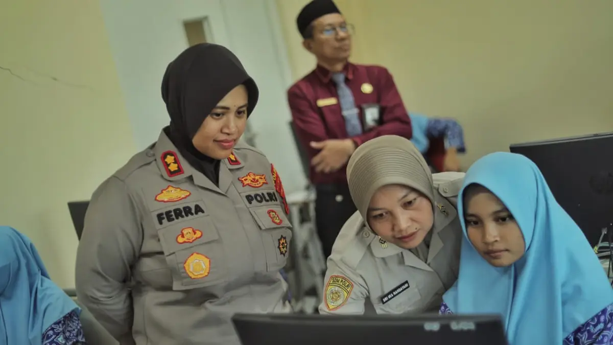 PANTAU LANGSUNG : Kapolres Pekalongan Kota AKBP Dies Ferra Ningtias saat memantau langsung pelatihanbagi pelahar bertajuk “Paham AI”, pada Rabu (12/8/2026).(IST)