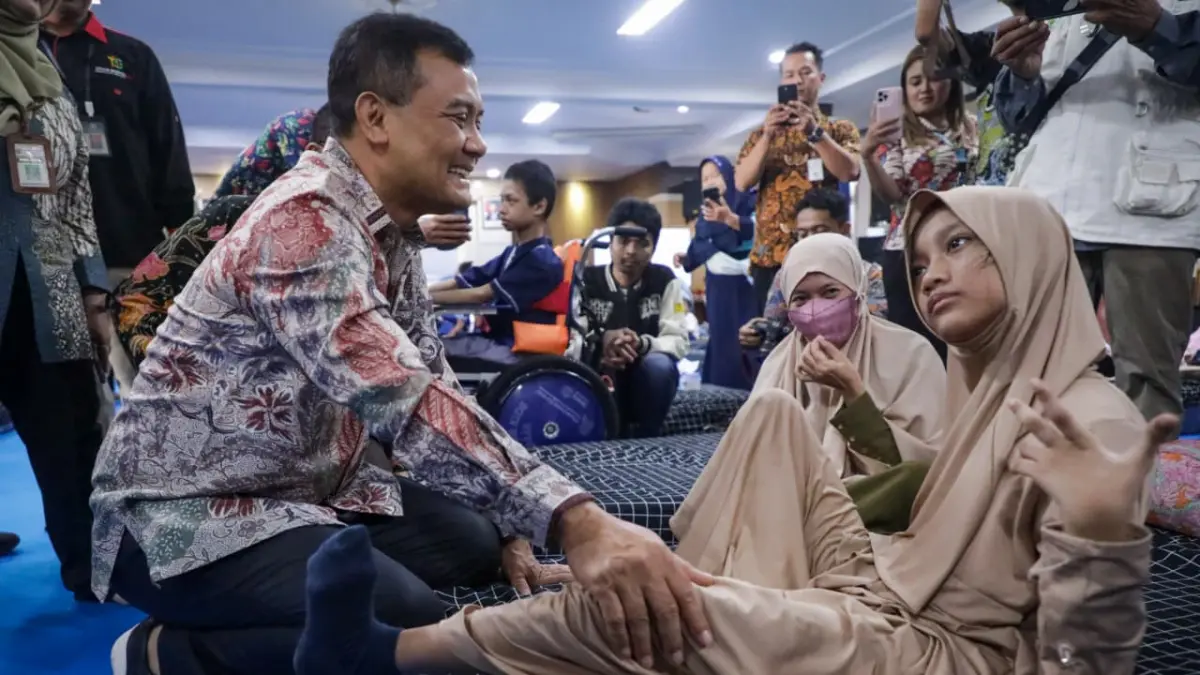 Pemprov Jateng menyerahkan kursi roda yang dirancang khusus untuk penyandang disabilitas (ist)