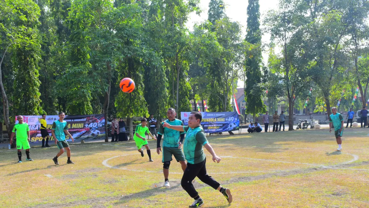 UNJUK GIGI: Plt. Bupati Pekalongan Sukirman turut tampil dalam turnamen mini soccer U-40+ antar-instansi, Kamis (13/8/2026). 