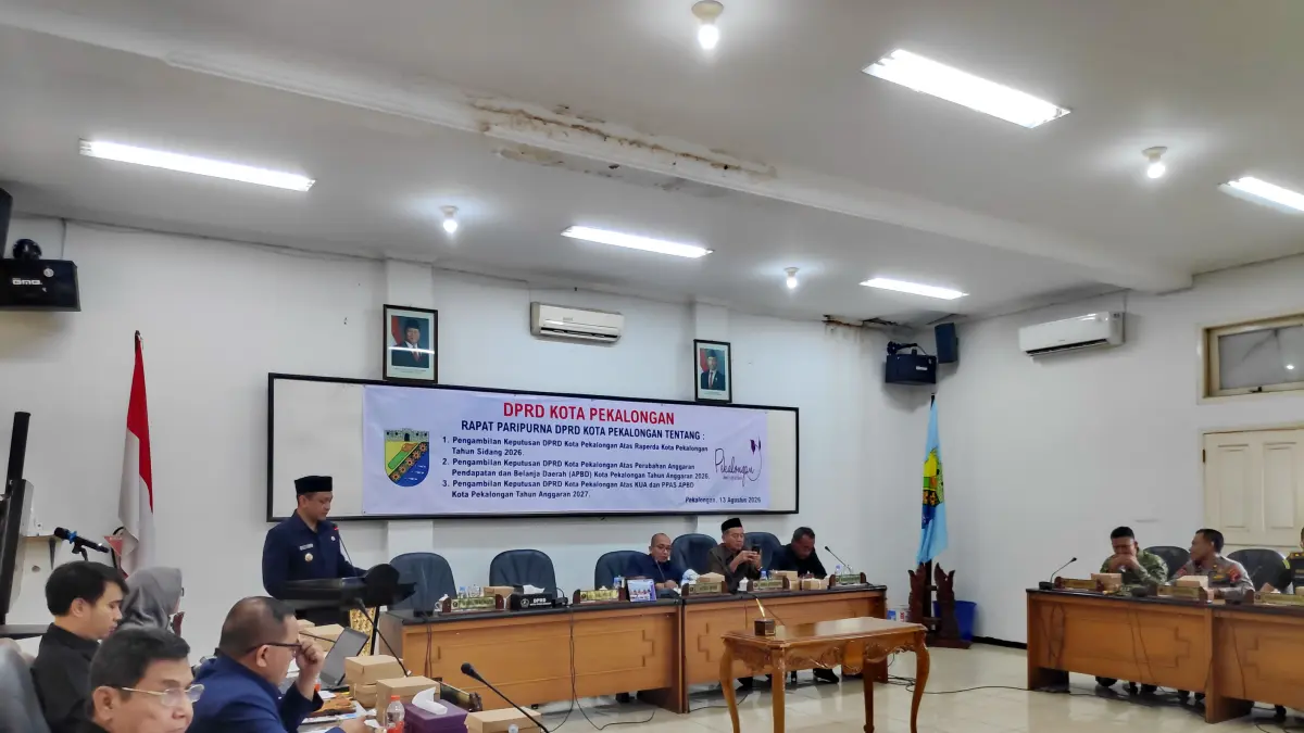 BACAKAN : Walikota Pekalongan H.A. Afzan Arslan Djunaid saat bacakan nota kesepakatan dalam Rapat Paripurna DPRD Kota Pekalongan di Gedung Diklat Kota Pekalongan, Kamis (13/8/2026).(Lutfi Hanafi/Jawa Pos Metro Pekalongan)