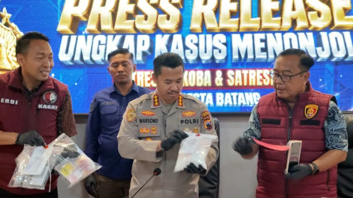 BARANG BUKTI: Kapolresta Batang Kombes Pol Warsono saat menunjukkan barang bukti kejahatan.&nbsp;