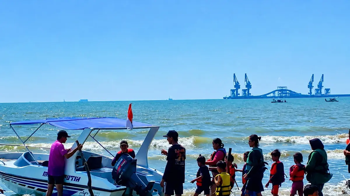 BERSIAP : Pengunjung saat bersiap naik ke Speedboat, menikmati pesisir laut Batang dan pemandang senja dan PLTU setempat di Pantai Ujungnegoro.(Lutfi Hanafi/Jawa Pos Metro Pekalongan).