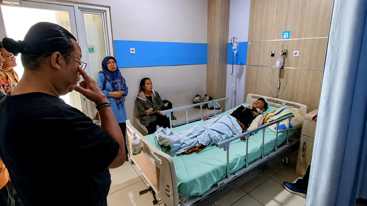 DIRAWAT : Siswa SMPN 6 Kota Pekalongan korban penganiayaan saat dirawat di RSUD Bendan Kota Pekalongan, saat dijenguk keluarga dan perwakilan sekolah, pada Jumat (14/8/2026).(Lutfi Hanafi/Jawa Pos Metro Pekalongan)
