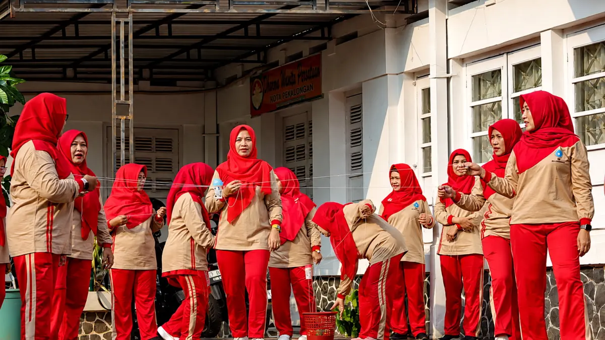 KESERUAN LOMBA : Anggota TP PKK Kota Pekalongan saat mengelar lomba dalam rangka Kemerdekaan RI di halam kantor setempat, pada Jumat (14/8/2026). (IST)
