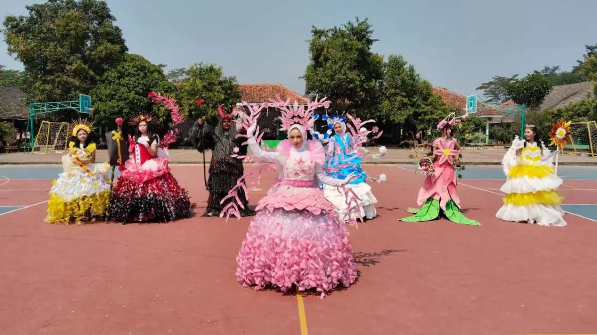 KREATIF : Siswi SMAN 1 Gringsing Batang, saat memamerkan karyanya gaun dari barang bekas, dalam fashion show di sekolah mereka, , Jumat (14/8/2026). (Lutfi Hanafi/Jawa Pos Metro Pekalongan)
