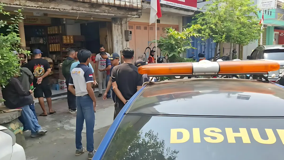 OLAH TKP : Tim Dishub Kota Pekalongan saat olah TKP kasus penyerangan yang dilakukan oleh Juru Parkir di Jalan Hayam Wuruk, pada Jumat (14/8/2026).(Lutfi Hanafi/Jawa Pos Metro Pekalongan)