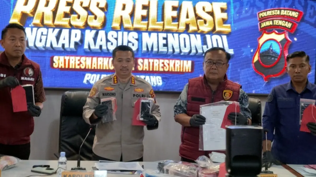 PEMERASAN: Kapolresta Batang, Kombes Pol Warsono saat menunjukkan barang bukti kejahatan.